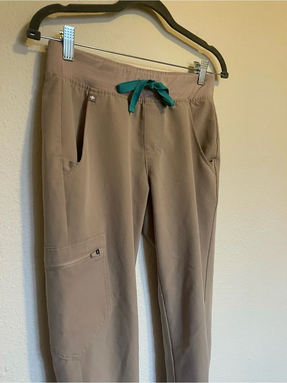 Figs Women’s Zamora Jogger Scrubs Pants Size XS/P Grey Beige Tan